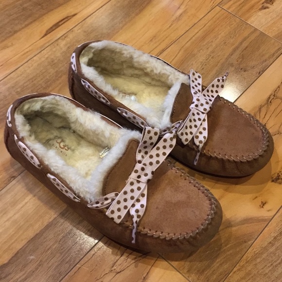 UGG Slippers - Picture 1 of 9